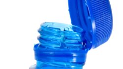 Pet şişelerin kapaklarına “bir şeyler oluyor”