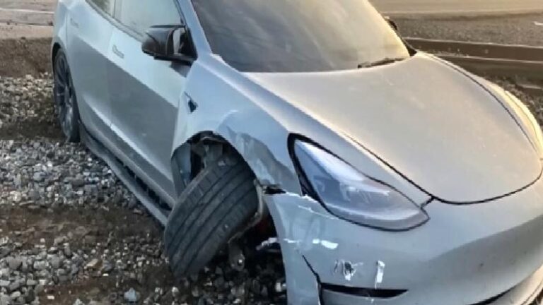Tesla’nın Otonom Sürüş Sistemi Koca Treni Göremedi, Şoför Mevtten Döndü [Video]
