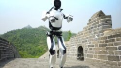 İlk Kere Bir İnsansı Robot, Çin Seddi’ne Tırmandı! [Video]