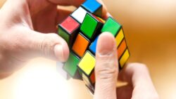 Olağan bir insan farklı Rubik küpü 30 saniyede buluyor, siz kaç saniyede bulabileceksiniz?