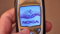 Akıllı telefonlara yasak geldi, yalnızca tuşlu telefon kullanabilecekler