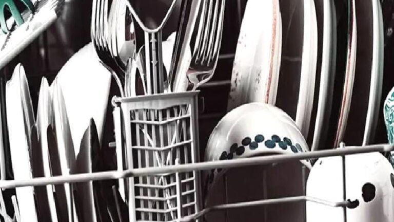 Bulaşık Makinesinde Yıkanan Her Şey Kupkuru Olurken Plastikler Neden Üzerinde Su Damlalarıyla Çıkar?