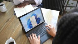 Microsoft’un Not Defteri, uzun yıllar sonra yazım kontrolü özelliğini kazanıyor…