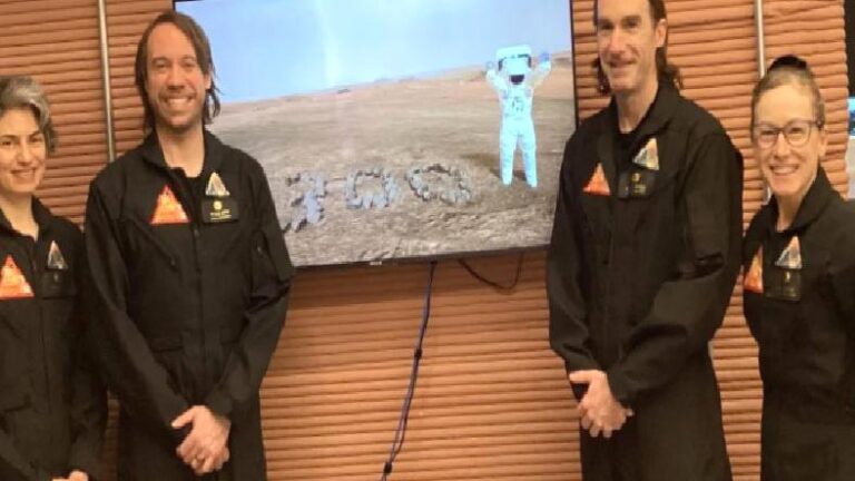 NASA’nın Mars Simülasyonu Sona Erdi: Gönüllüler 1 Yıl Sonra Dışarı Çıkıyor