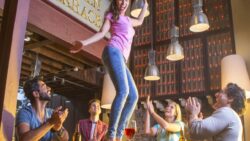 1.700 yıllık antik tabutu, yıllardır bar masası olarak kullanmışlar