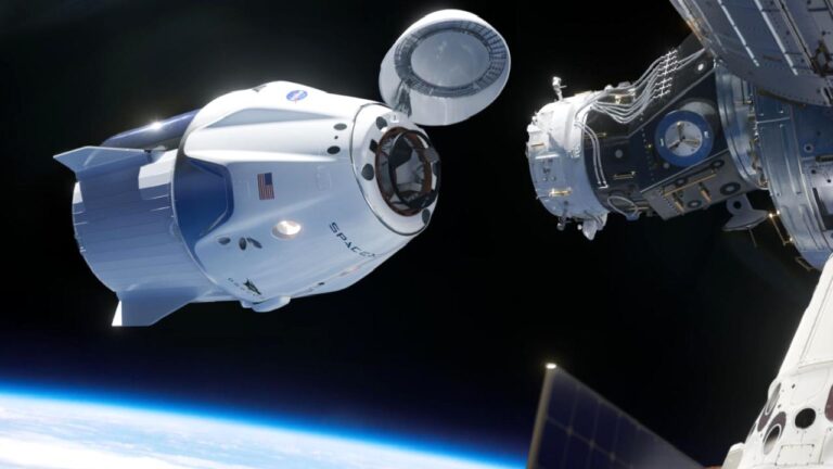 Elon Musk, şu anda de uzayda mahsur kalan astronotları kurtaracak