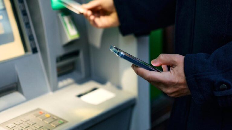 TikTok’a inanıp ATM’den parasız para çekmeye çalışan “süper zekalılara” hapis yolu göründü