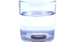 Buzluğunuza neden bir bardak su ve madeni para koymalısınız?