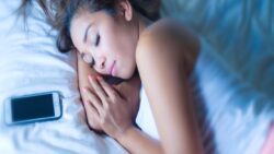 Telefonunuzun yanında uyumak, bakın başınıza ne işler açabiliyor