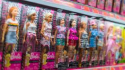 Barbie bebeklerin üzerine porno site kontağı koydular