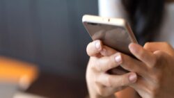 Akıllı telefonlara “sigara uyarıları” geliyor