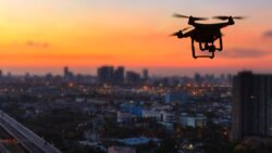 Geceleri ortaya çıkan gizemli dron sürülerinin sırrını kimse çözemiyor