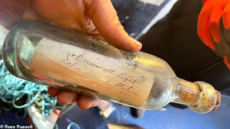 İskoçya’daki bir deniz fenerinin duvarında, şişe içinde saklanan 132 yıllık bir mesaj bulundu