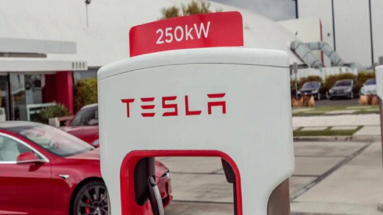 Tesla, Gemlik’teki Supercharger istasyonlarını tüm elektrikli araç sahiplerine açtı!