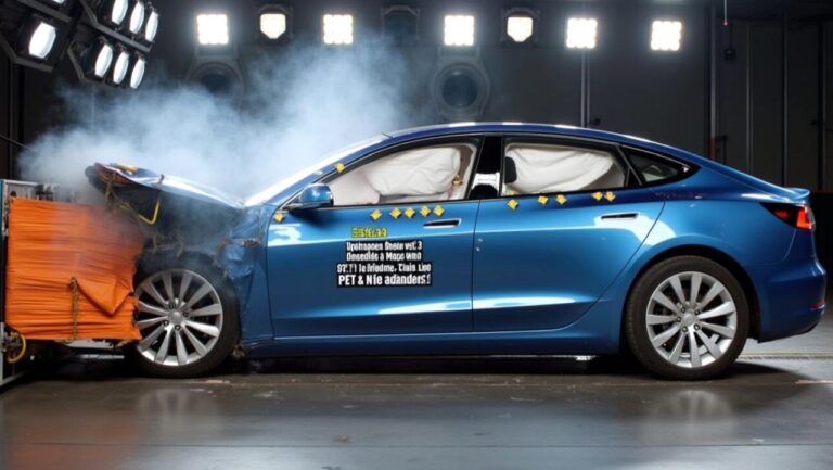 Tesla’da şok: Tam 700 bin araç geri çağırılıyor!