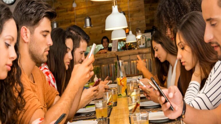 Yemek masasında neden telefon kullanmamalısınız?