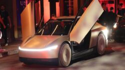 Elon Musk, Tesla’nın otonom sürüş hizmeti için tarih verdi