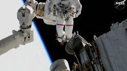 Uzayda mahsur kalan astronot, uzay yürüyüşü rekoru kırdı