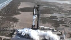 Elon Musk’ın Starship roketi yeniden patladı, Dünya’ya enkaz yağdı