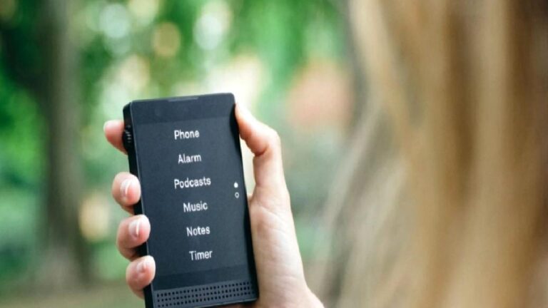 Özellikleri kısıtlı, fiyatı iPhone ile yarışıyor: Light Phone 3 tanıtıldı