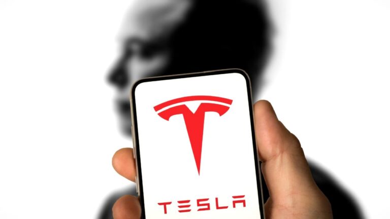 Tesla sahibi olmaktan utananlar, ikinci el fiyatlarını tabana indirdi