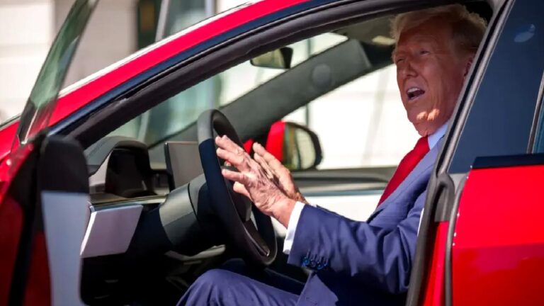 Trump, Tesla’ya yönelik şiddet olaylarını eleştirdi!