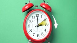 Yaz saati uygulaması: Saatler neden gece yarısı yerine 02.00’de değişiyor?