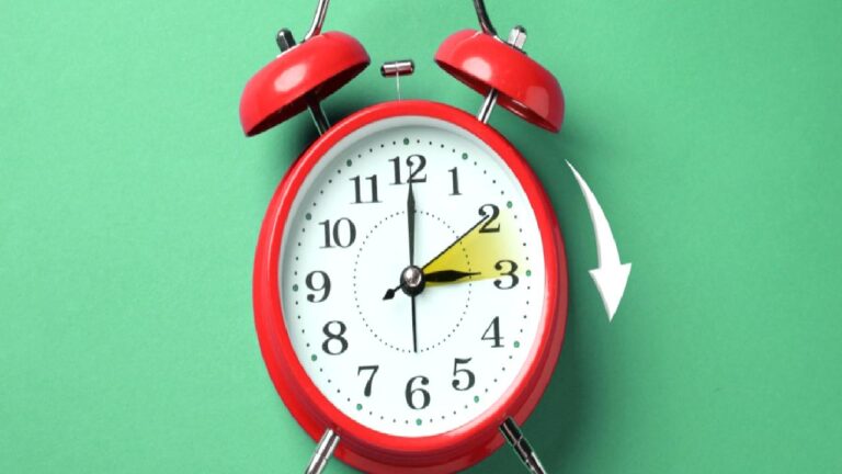 Yaz saati uygulaması: Saatler neden gece yarısı yerine 02.00’de değişiyor?