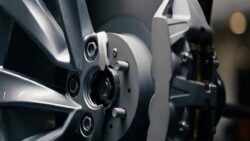 Yeni Tesla model Y’nin fren sistemi artık eskisi değil!