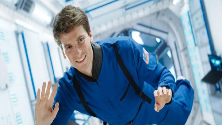 Elon Musk, şu anda de uzaydaki astronotları aç kalmaktan kurtaracak