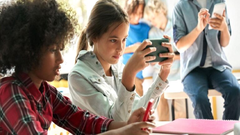 Fransa, okullarda cep telefonu kullanımına savaş açtı