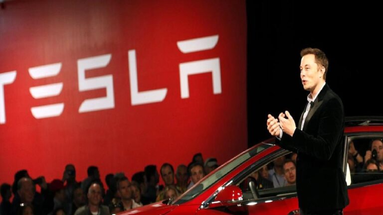 Eski ABD askeri, Musk’a olan nefretini Tesla aracını tankla ezerek gösterdi