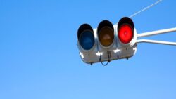 Mavi ışığın sırrı: Japonya’da yeşil trafik ışıkları, neden mavi gibi görünüyor?