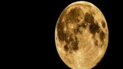 Ay neden renk değiştirir?