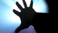 Bilim insanları, “karanlıktan” ışık üretmeyi başardı