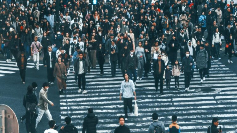 İnsanların sokakta yürüme hızları, 30 yıl içinde neden arttı?