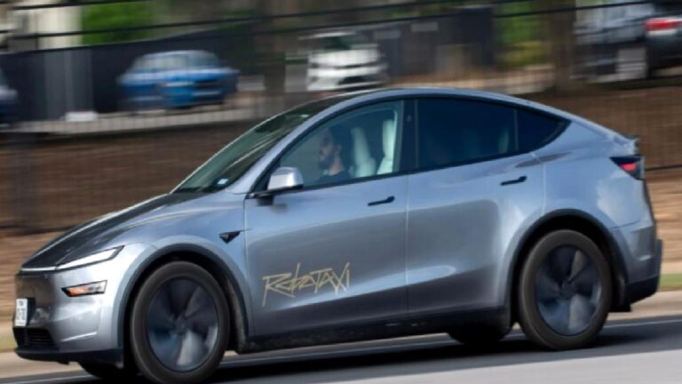 Tesla’nın otonom taksisi, park halindeki araca çarptı
