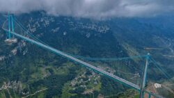 Dünyanın en yüksek köprüsü, 96 kamyonla test edildi