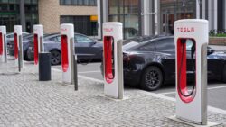 Elektrikli aracınızı şarj ederken çok yakınında durmayın!