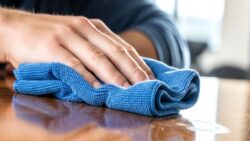 Mikrofiber bezlerin temizlikteki rolü: Neden profesyoneller bu bezleri tercih ediyor?