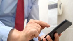 Tuvalette cep telefonu kullanıyor musunuz? Bu haberden sonra bırakabilirsiniz