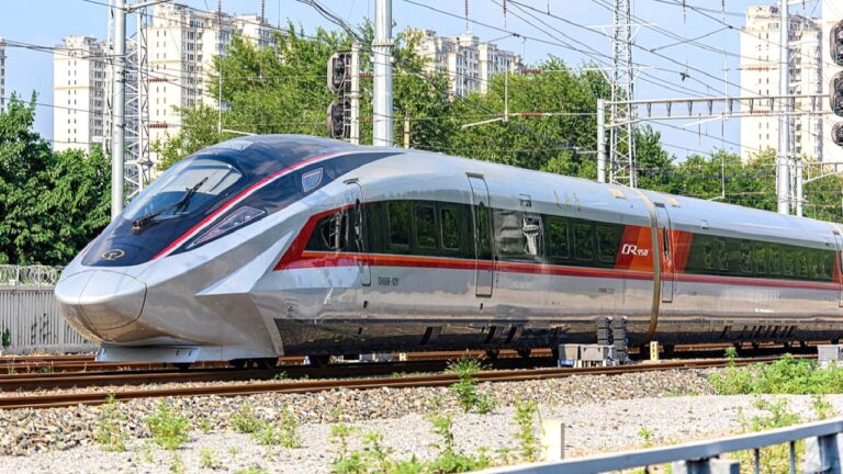 Demiryolunda Dünya rekoru: İşte Çin’in uçak hızındaki yeni yüksek hızlı treni