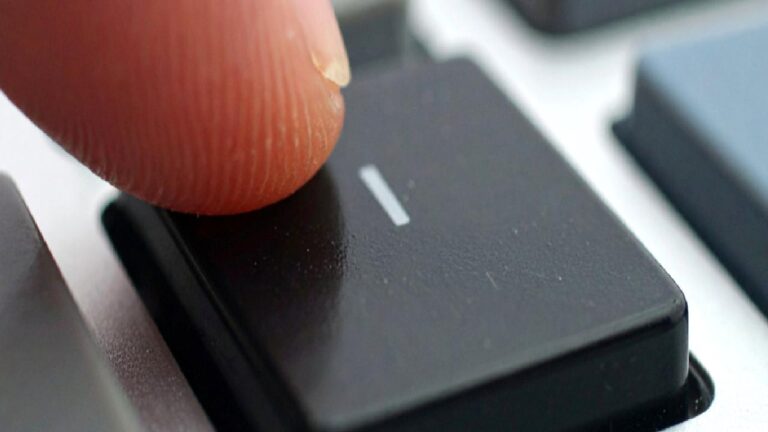 “I” harfine 16.000 kez basan polis: Klavye hilesi pahalıya patladı