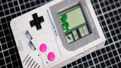 Nostalji ve teknoloji buluştu, 421 parçalık Lego seti çalışan bir Game Boy’a dönüştü