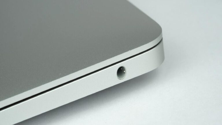 iPhone ve iPad’den kaldırılan kulaklık girişi, MacBook’ta neden halen var?