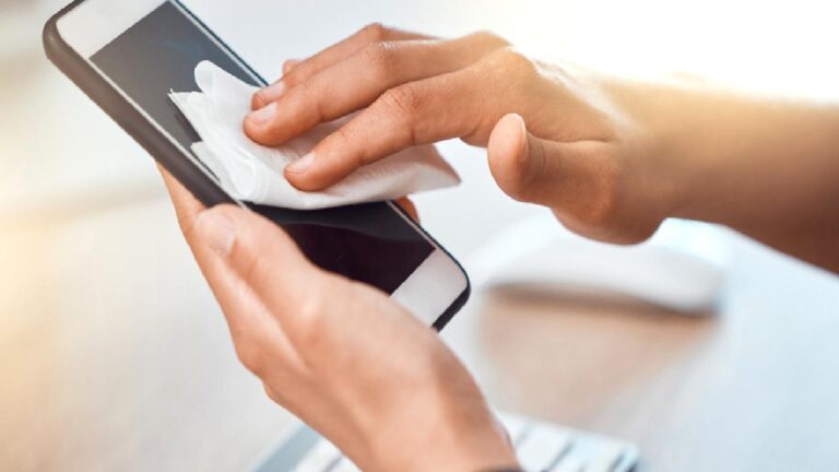 Parmak izlerinden kurtulun: Telefon ekranı nasıl temizlenir?