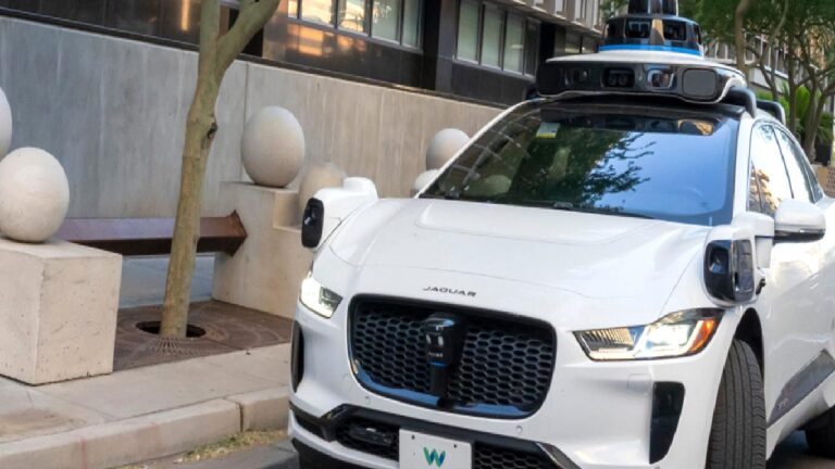 Sürücüsüz otomobillerin karla imtihanı: Yol çizgileri görünmeyince ne olacak?