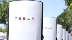 Tesla bir eşiği daha aştı