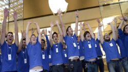 Apple çalışanlarını uyardı: ABD’den çıkmayın!