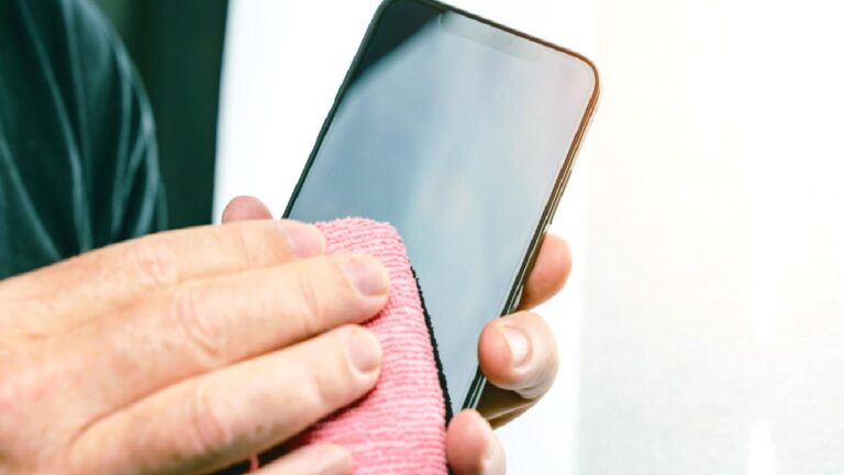 Telefon ekranını temizlerken yapılan en büyük hata: Cihazınıza kalıcı hasar veriyor!